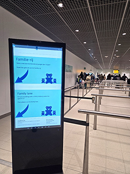 17323 Douane foto family lane Ocan Caribisch Schiphol 100% controles