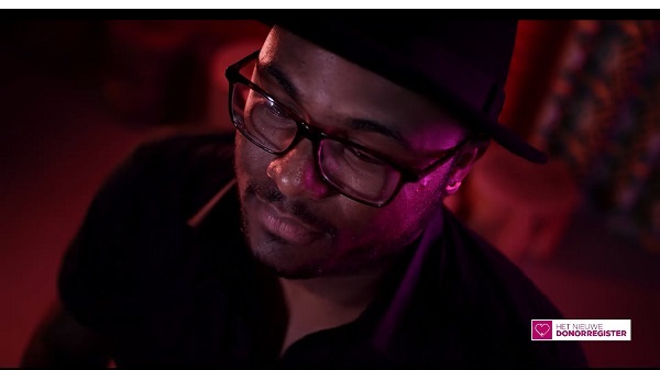 Screenshot TV spotje drum Quincy Braafhart Donorregister Ocan Caribisch mi kurpa mi desishon
